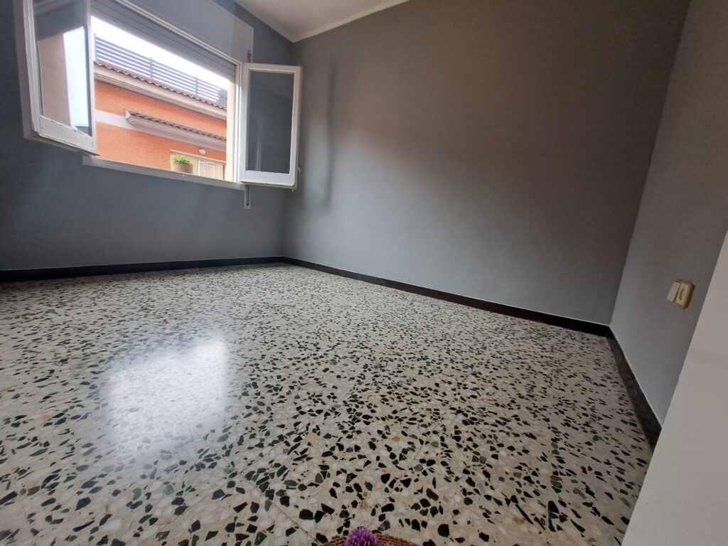 ¡Piso exterior de 4 habitaciones en venta en Rubí, ideal para tu familia!