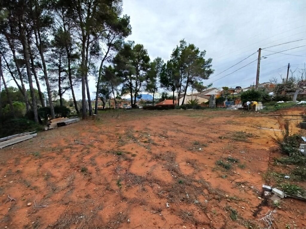 ¡Terreny edificable de 1.158 m2 en venda a Castellbisbal, ideal per al teu projecte!