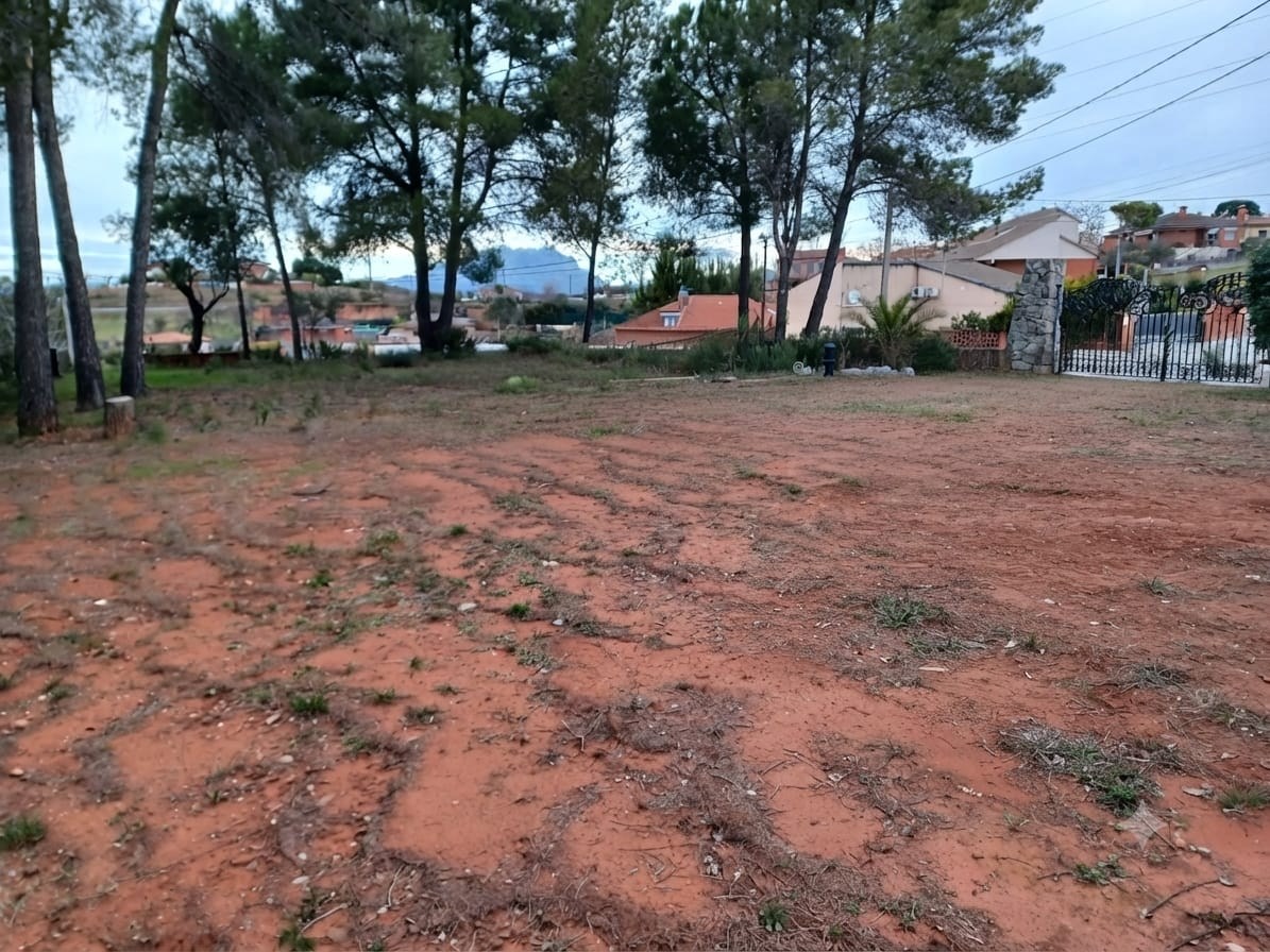 ¡Terreny edificable de 1.158 m2 en venda a Castellbisbal, ideal per al teu projecte!