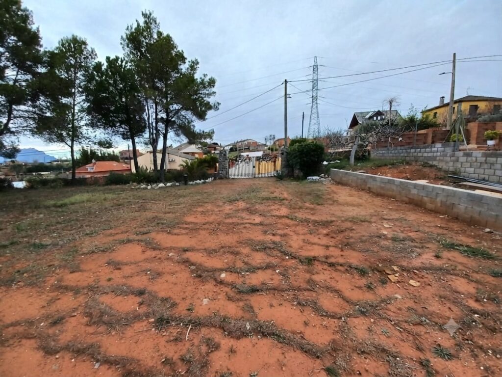 ¡Terreny edificable de 1.158 m2 en venda a Castellbisbal, ideal per al teu projecte!