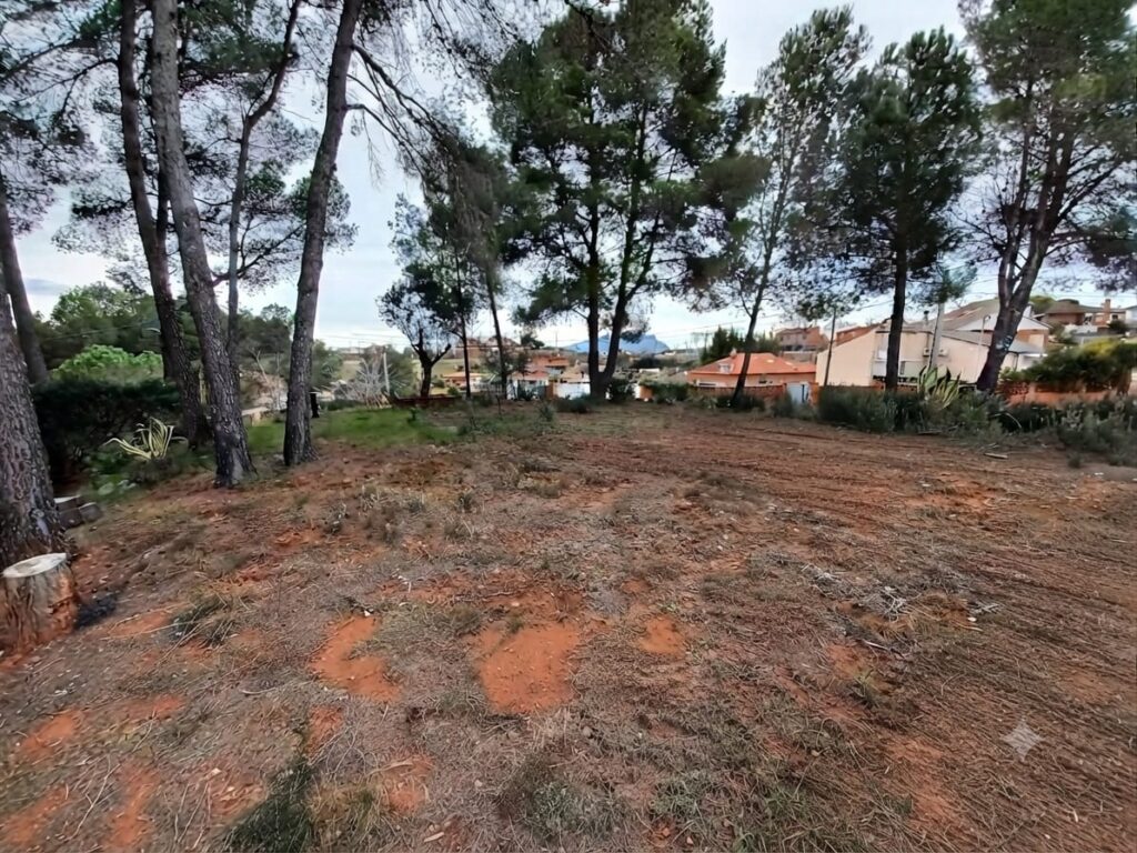 ¡Terreny edificable de 1.158 m2 en venda a Castellbisbal, ideal per al teu projecte!