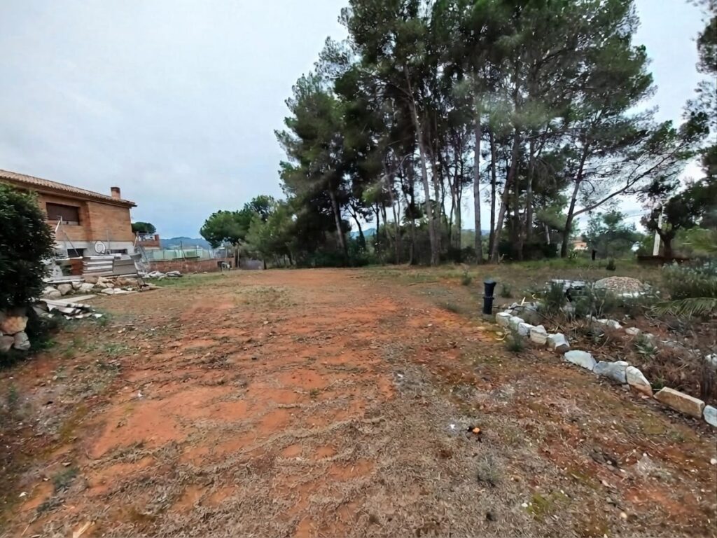 ¡Terreny edificable de 1.158 m2 en venda a Castellbisbal, ideal per al teu projecte!