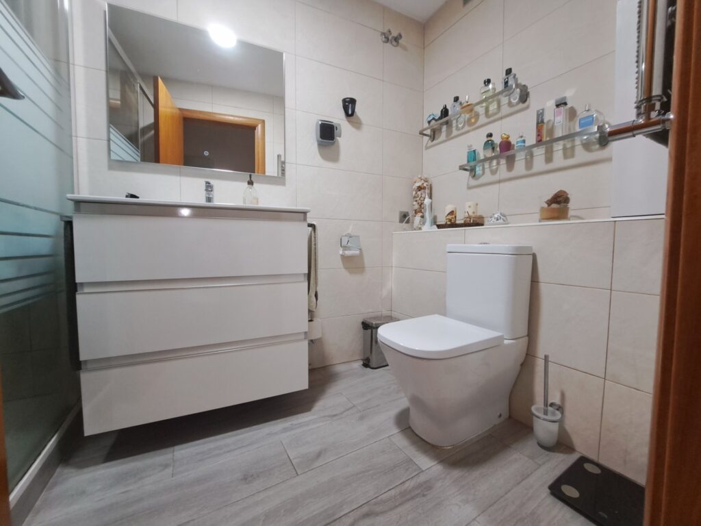 ¡Amplio piso de 4 habitaciones en la zona Mutua, ideal para tu familia!