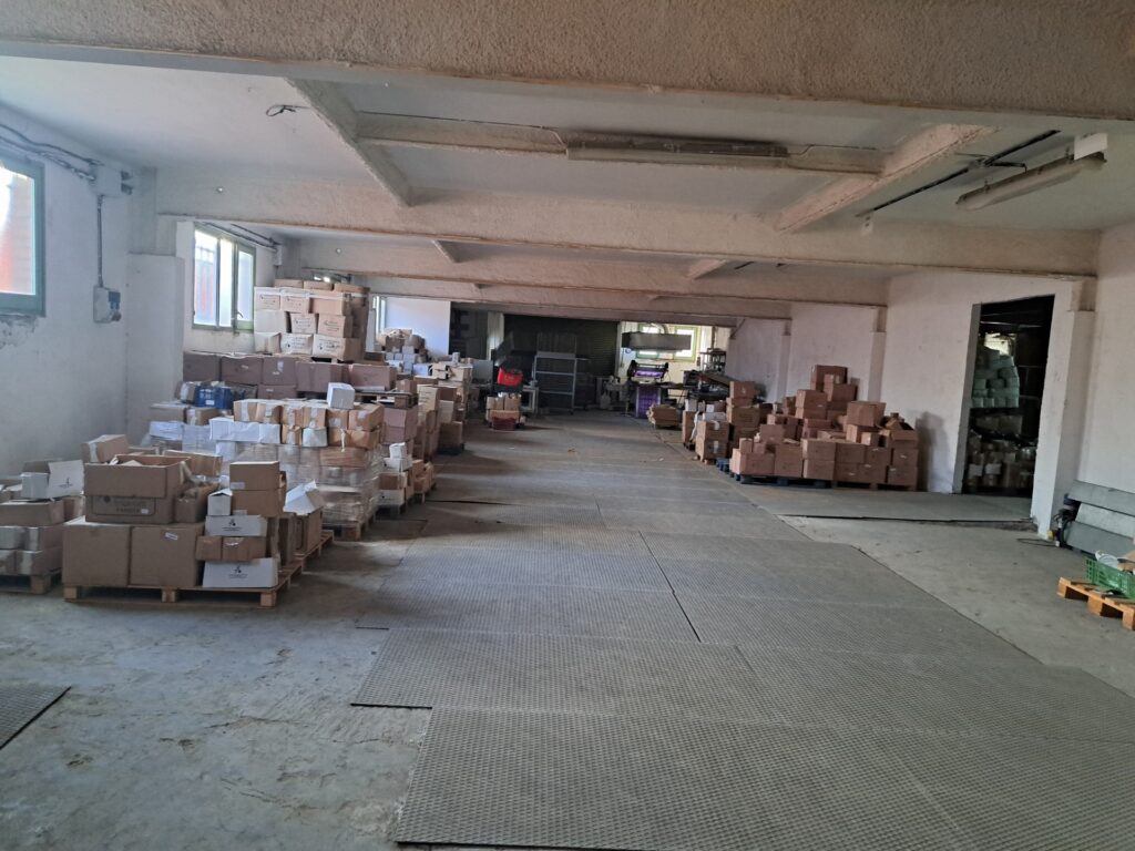 Nave de 1.000m2 en alquiler ubicada en Can Jardí en 2 plantas.