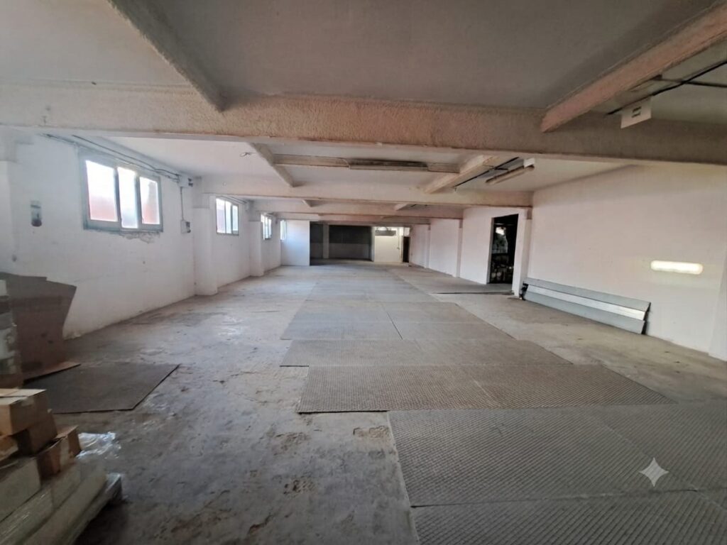 Nave de 1.000m2 en alquiler ubicada en Can Jardí en 2 plantas.