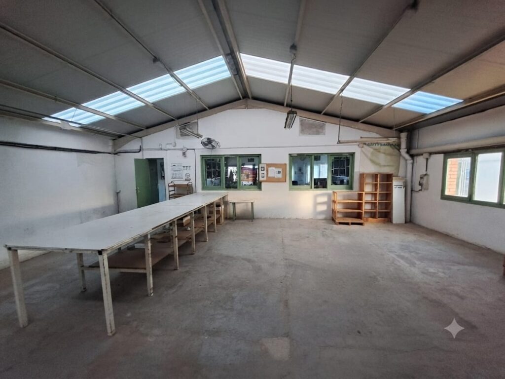 Nave de 1.000m2 en alquiler ubicada en Can Jardí en 2 plantas.