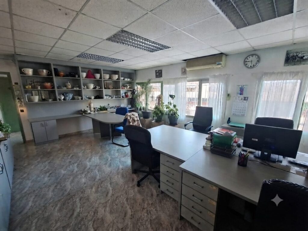 Nave de 1.000m2 en alquiler ubicada en Can Jardí en 2 plantas.