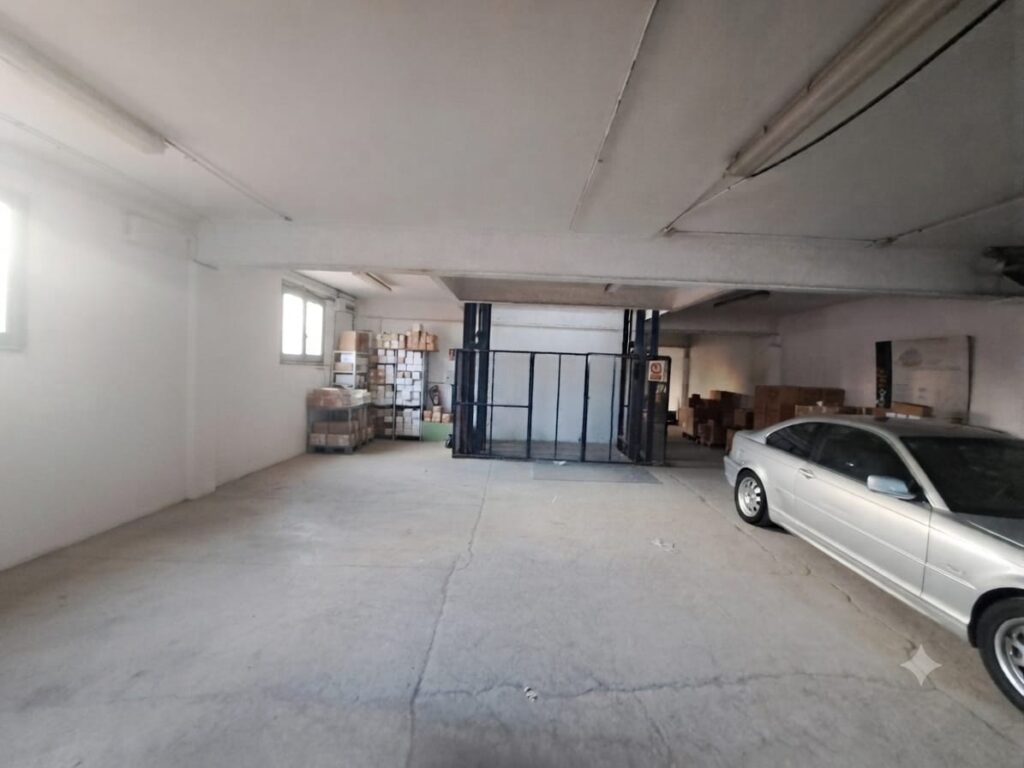 Nave de 1.000m2 en alquiler ubicada en Can Jardí en 2 plantas.