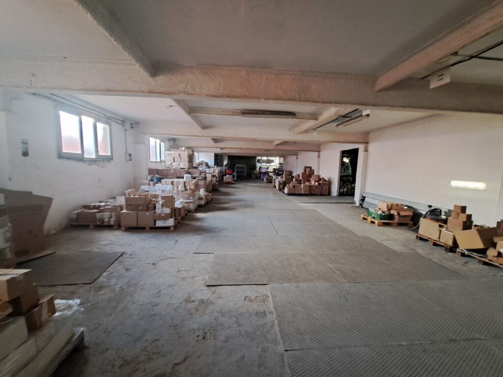 Nave de 1.000m2 en alquiler ubicada en Can Jardí en 2 plantas.