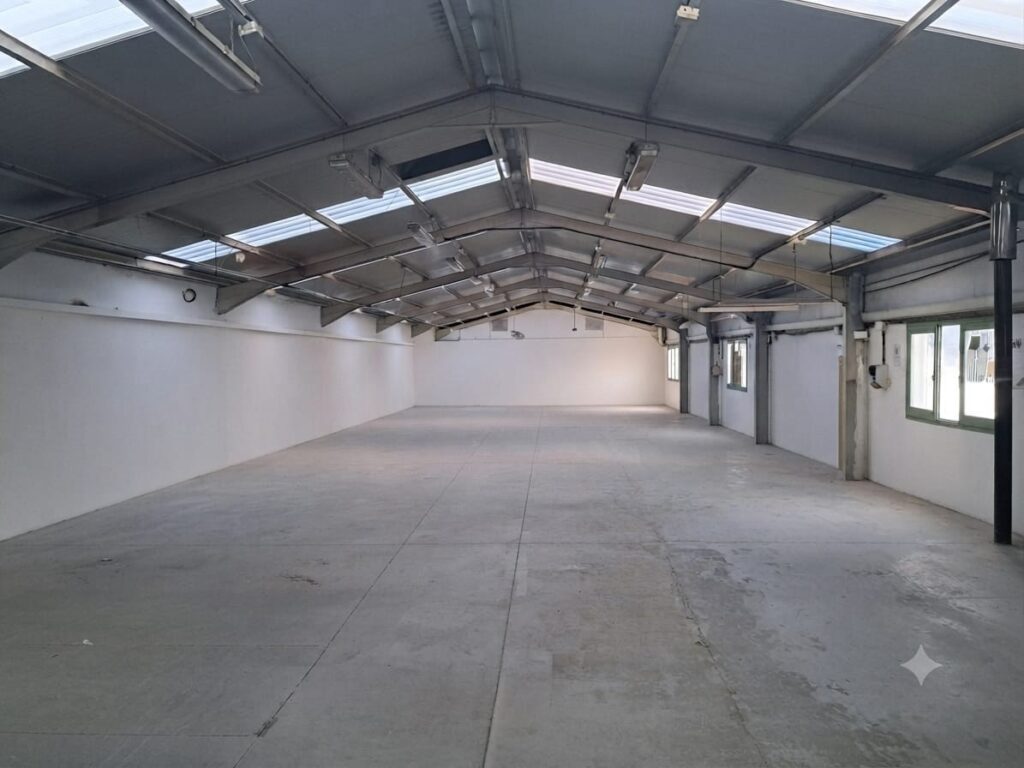 Nave de 1.000m2 en alquiler ubicada en Can Jardí en 2 plantas.