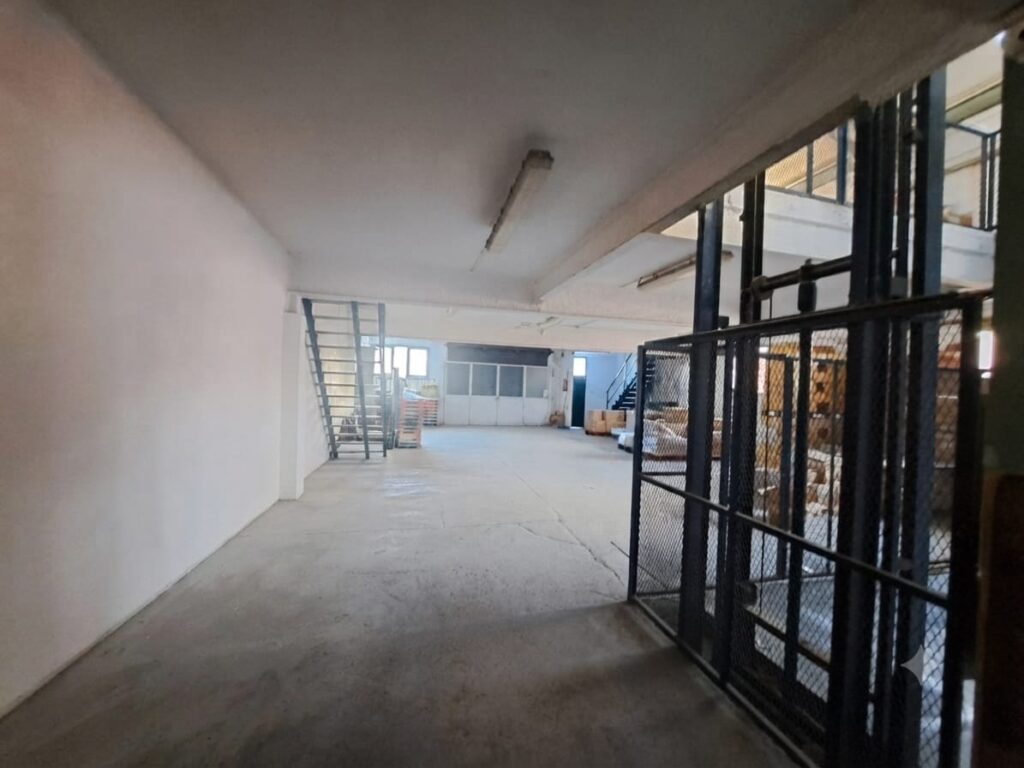 Nave de 1.000m2 en alquiler ubicada en Can Jardí en 2 plantas.