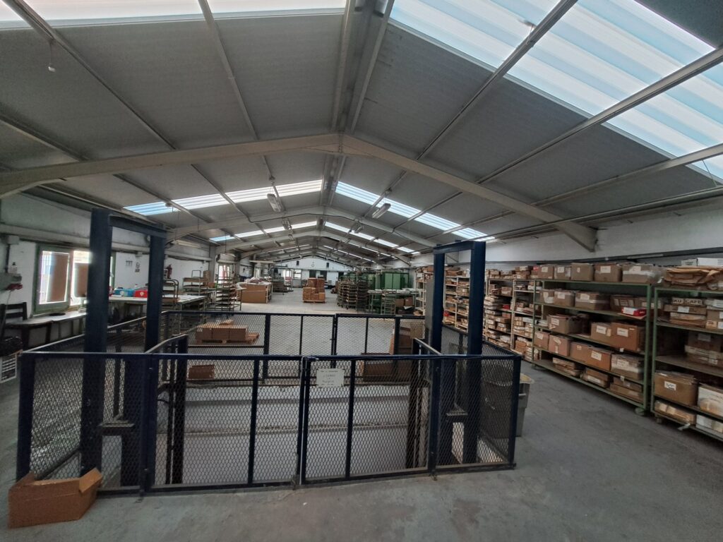 Nave de 1.000m2 en alquiler ubicada en Can Jardí en 2 plantas.