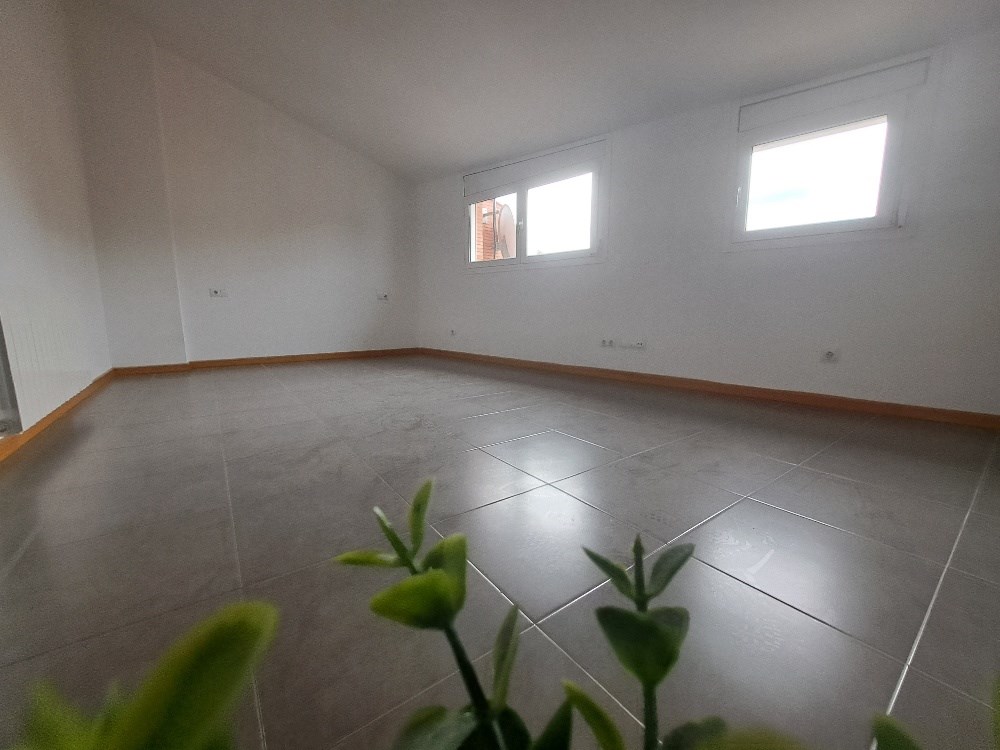 OBRA NUEVA – Espacioso Ático/Dúplex en la zona del Mossos con trastero.