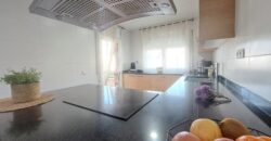 Casa Aïllat a la zona de Can Vallhonrat al costat de l´Hospital General de Catalunya en bon estat.