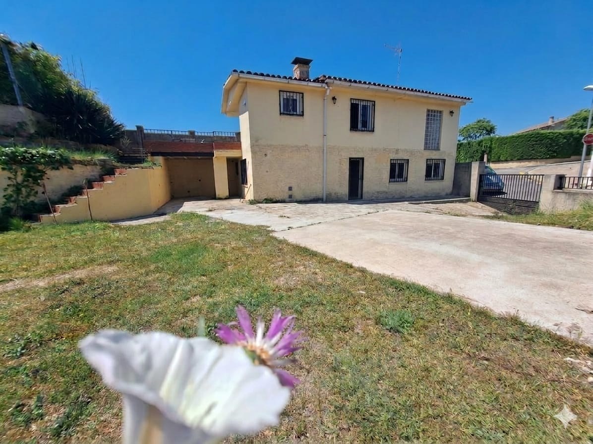 ¡Conjunto de 2 casas en venta en Rubí. Ideal para 2 familias!