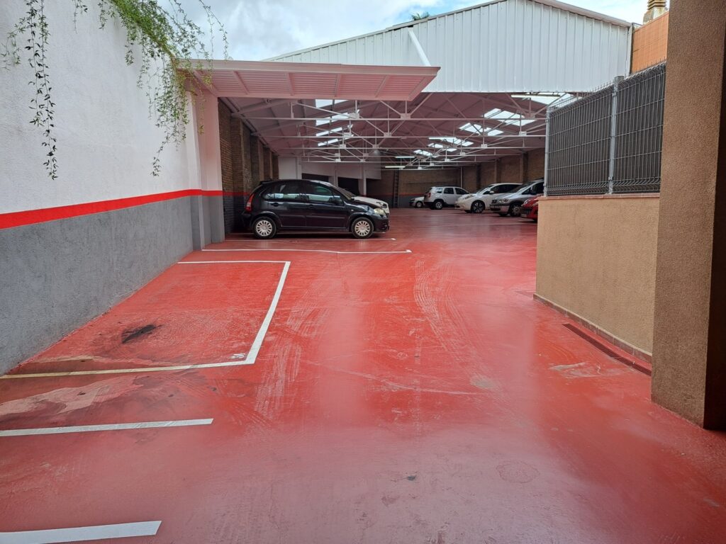 ¡Aparcamiento en venta en Rubí, ideal para tu comodidad y seguridad!