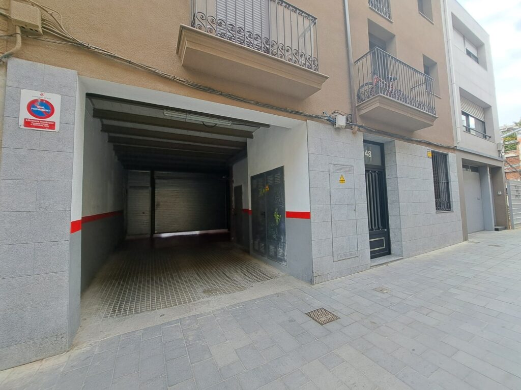 ¡Aparcamiento en venta en Rubí, ideal para tu comodidad y seguridad!