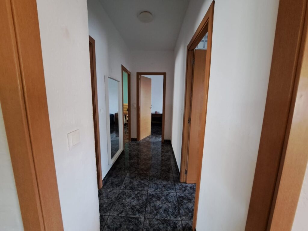 Xalet unifamiliar en venda a Rubí, ampli jardí i 5 habitacions per a la teva comoditat!