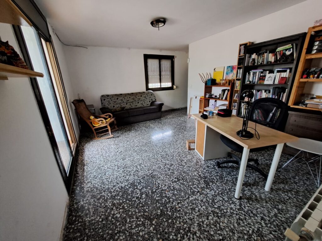 Xalet unifamiliar en venda a Rubí, ampli jardí i 5 habitacions per a la teva comoditat!