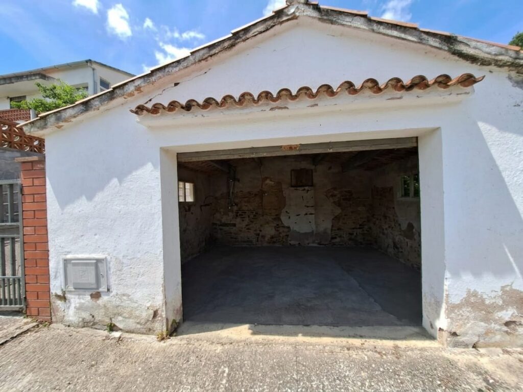 Xalet unifamiliar en venda a Rubí, ampli jardí i 5 habitacions per a la teva comoditat!
