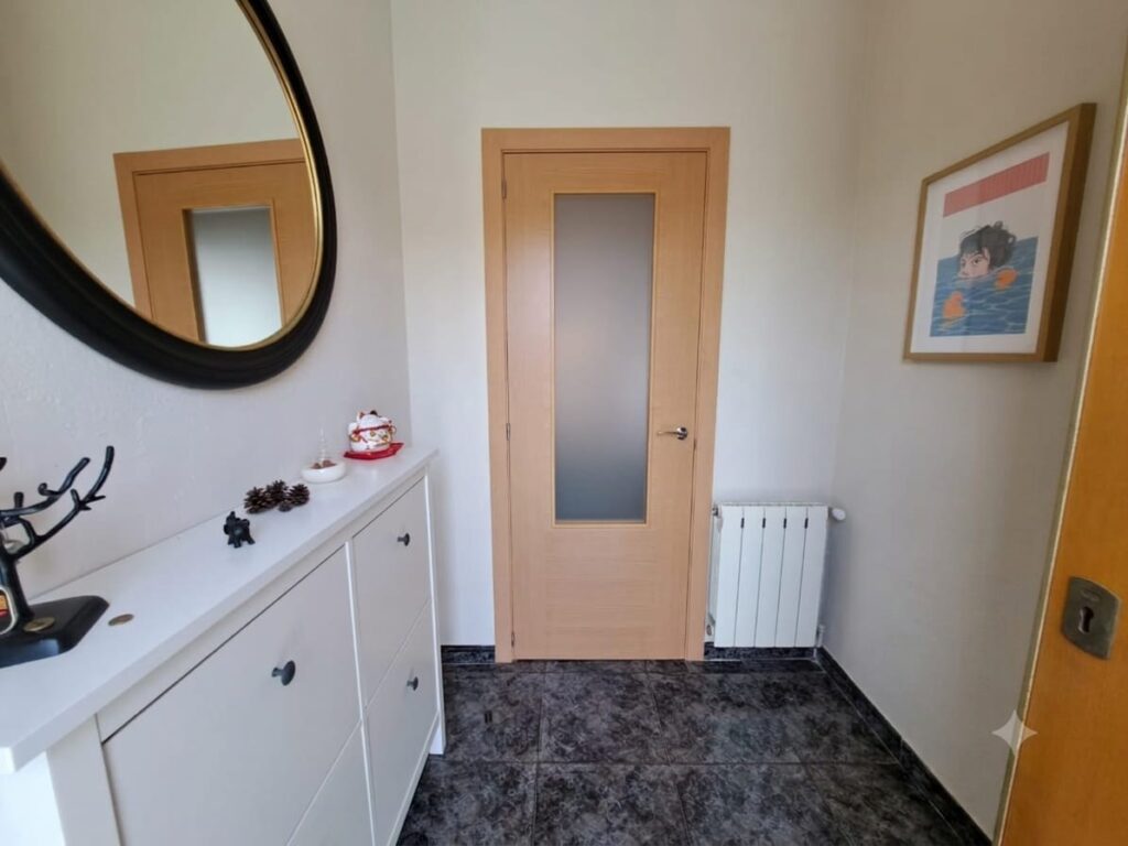 Xalet unifamiliar en venda a Rubí, ampli jardí i 5 habitacions per a la teva comoditat!