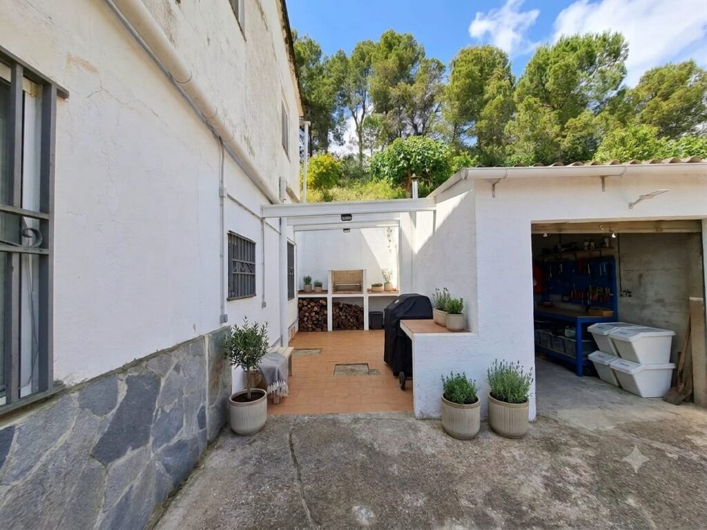 Xalet unifamiliar en venda a Rubí, ampli jardí i 5 habitacions per a la teva comoditat!