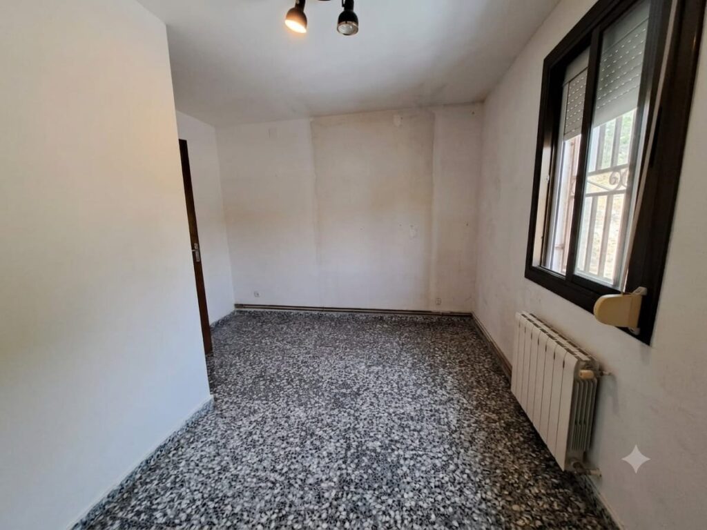 Xalet unifamiliar en venda a Rubí, ampli jardí i 5 habitacions per a la teva comoditat!