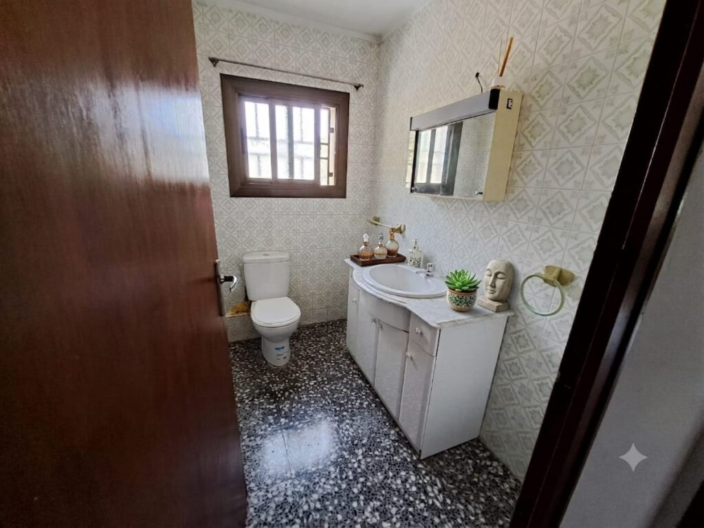Xalet unifamiliar en venda a Rubí, ampli jardí i 5 habitacions per a la teva comoditat!
