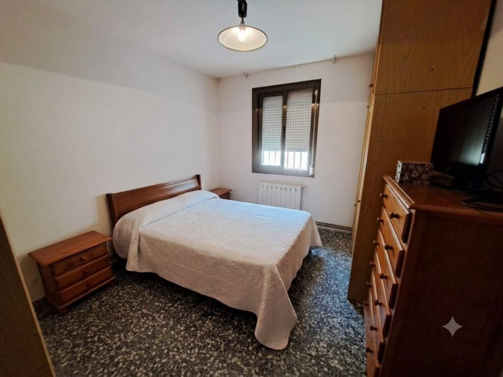 Xalet unifamiliar en venda a Rubí, ampli jardí i 5 habitacions per a la teva comoditat!