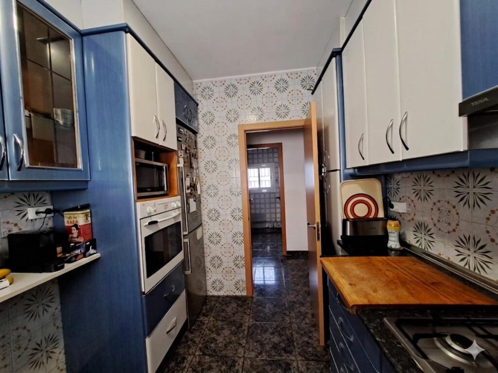 Xalet unifamiliar en venda a Rubí, ampli jardí i 5 habitacions per a la teva comoditat!