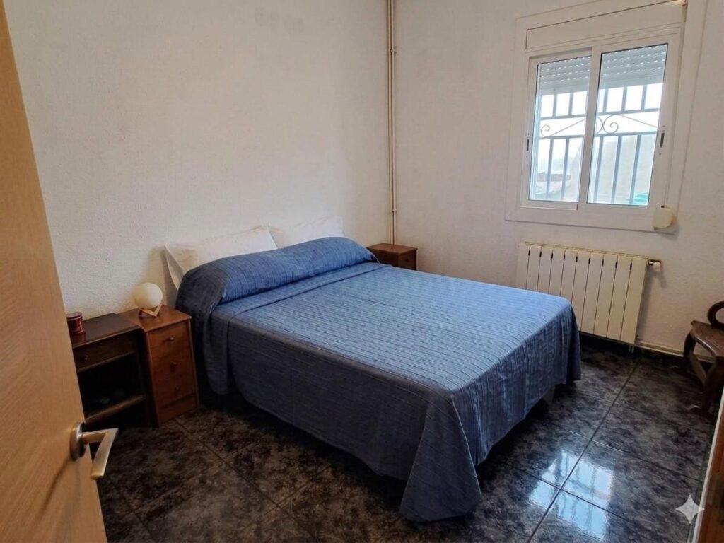 Xalet unifamiliar en venda a Rubí, ampli jardí i 5 habitacions per a la teva comoditat!
