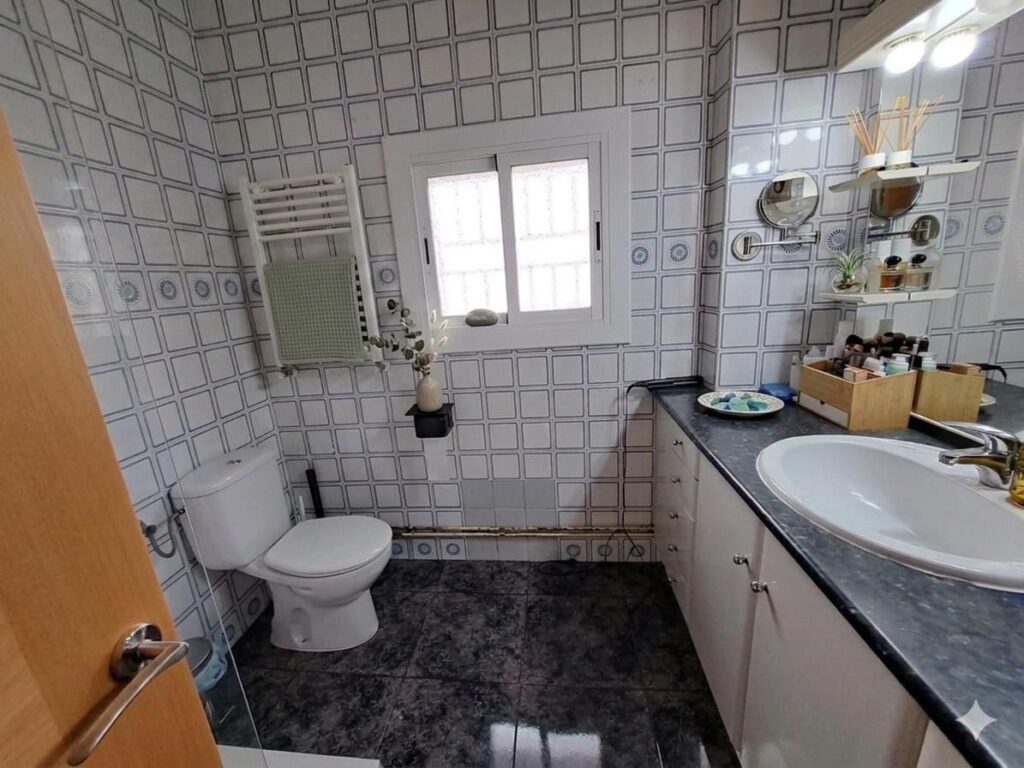 Xalet unifamiliar en venda a Rubí, ampli jardí i 5 habitacions per a la teva comoditat!