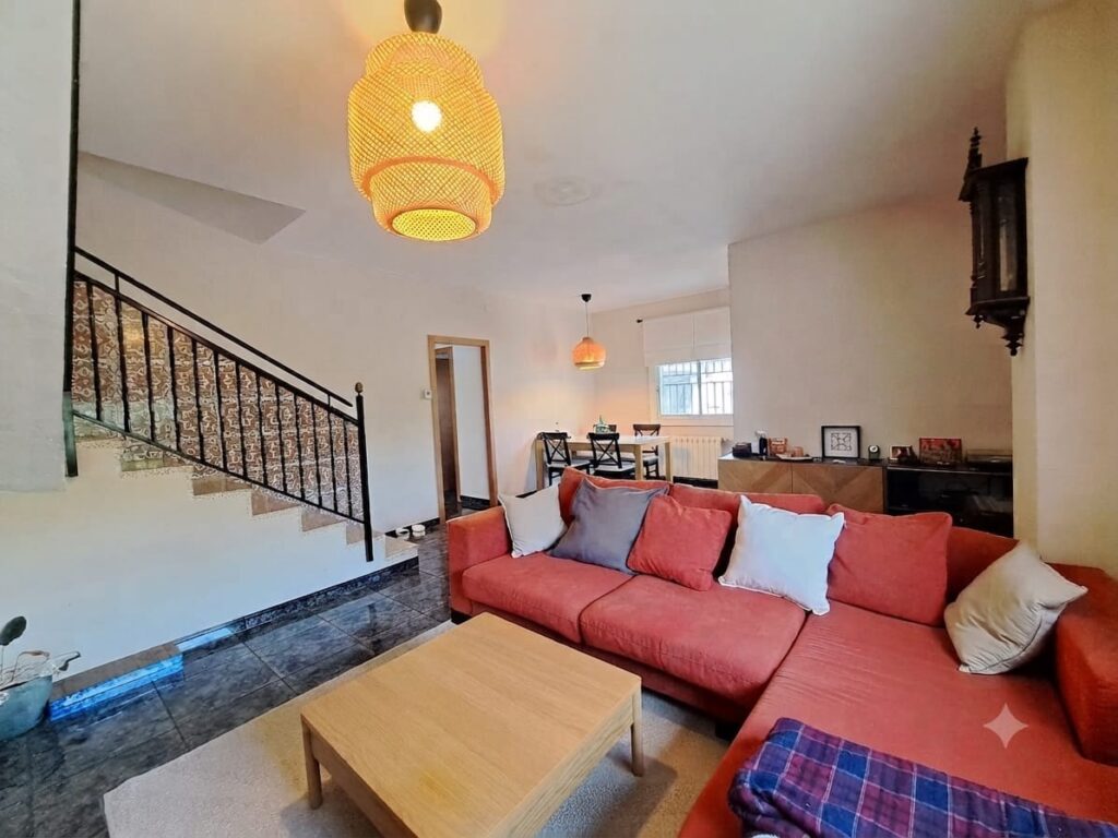 Xalet unifamiliar en venda a Rubí, ampli jardí i 5 habitacions per a la teva comoditat!