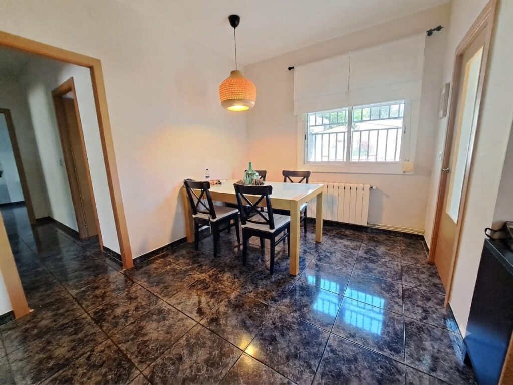 Xalet unifamiliar en venda a Rubí, ampli jardí i 5 habitacions per a la teva comoditat!