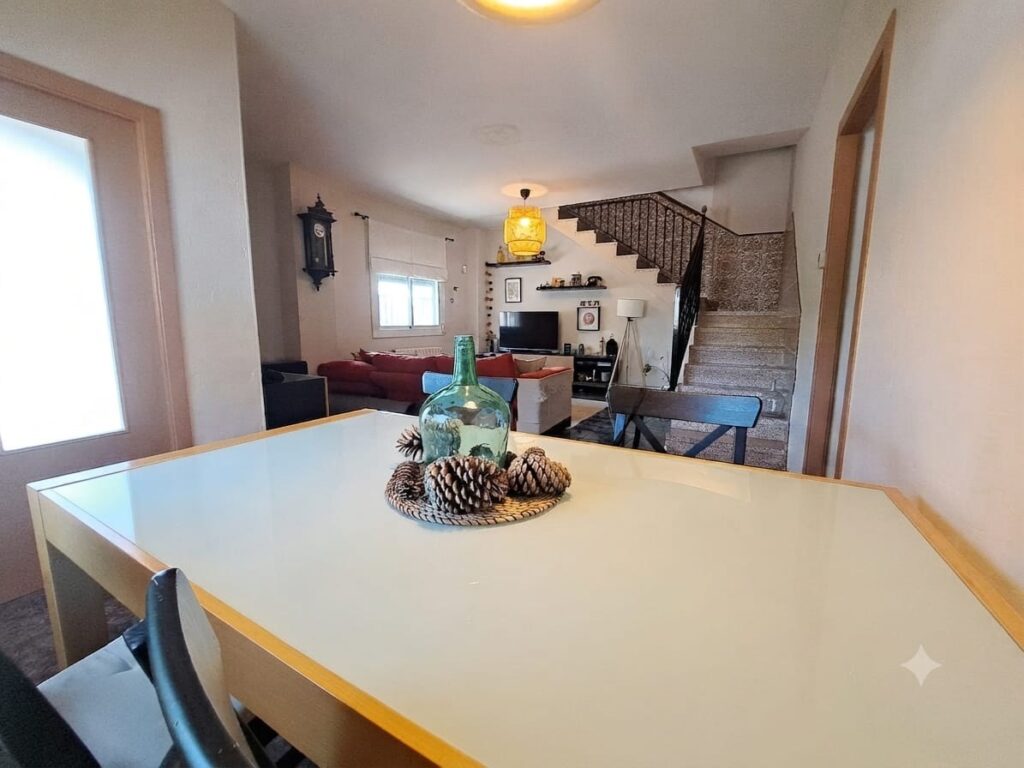 Xalet unifamiliar en venda a Rubí, ampli jardí i 5 habitacions per a la teva comoditat!