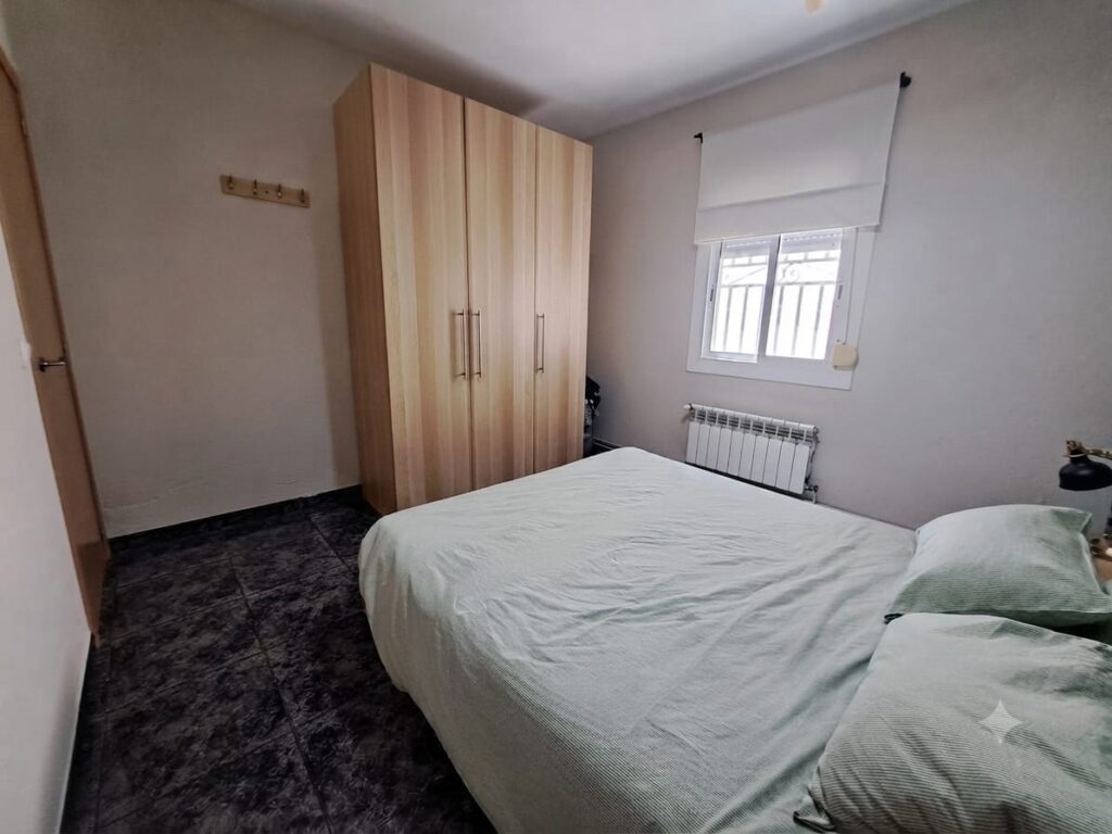 Xalet unifamiliar en venda a Rubí, ampli jardí i 5 habitacions per a la teva comoditat!