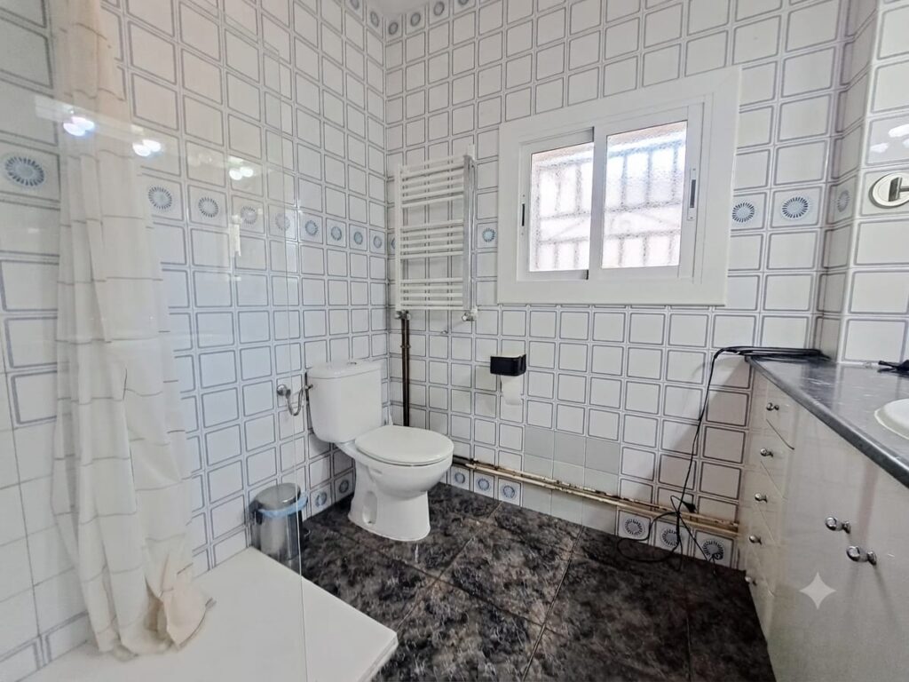 Xalet unifamiliar en venda a Rubí, ampli jardí i 5 habitacions per a la teva comoditat!
