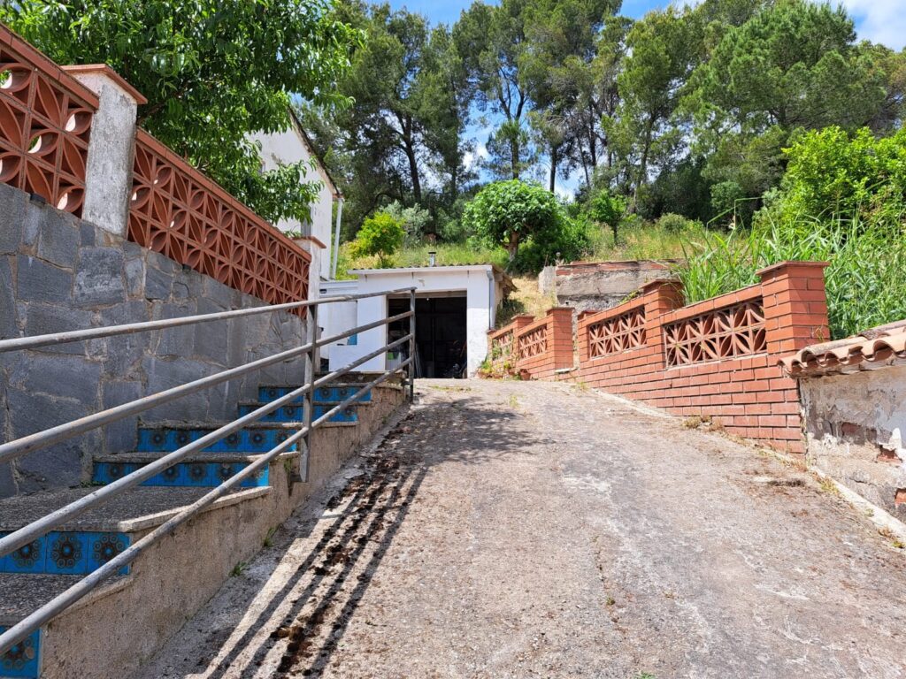 Xalet unifamiliar en venda a Rubí, ampli jardí i 5 habitacions per a la teva comoditat!