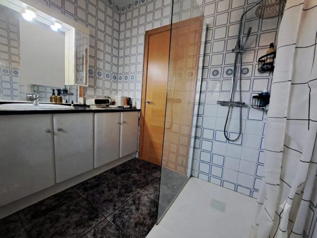 Xalet unifamiliar en venda a Rubí, ampli jardí i 5 habitacions per a la teva comoditat!