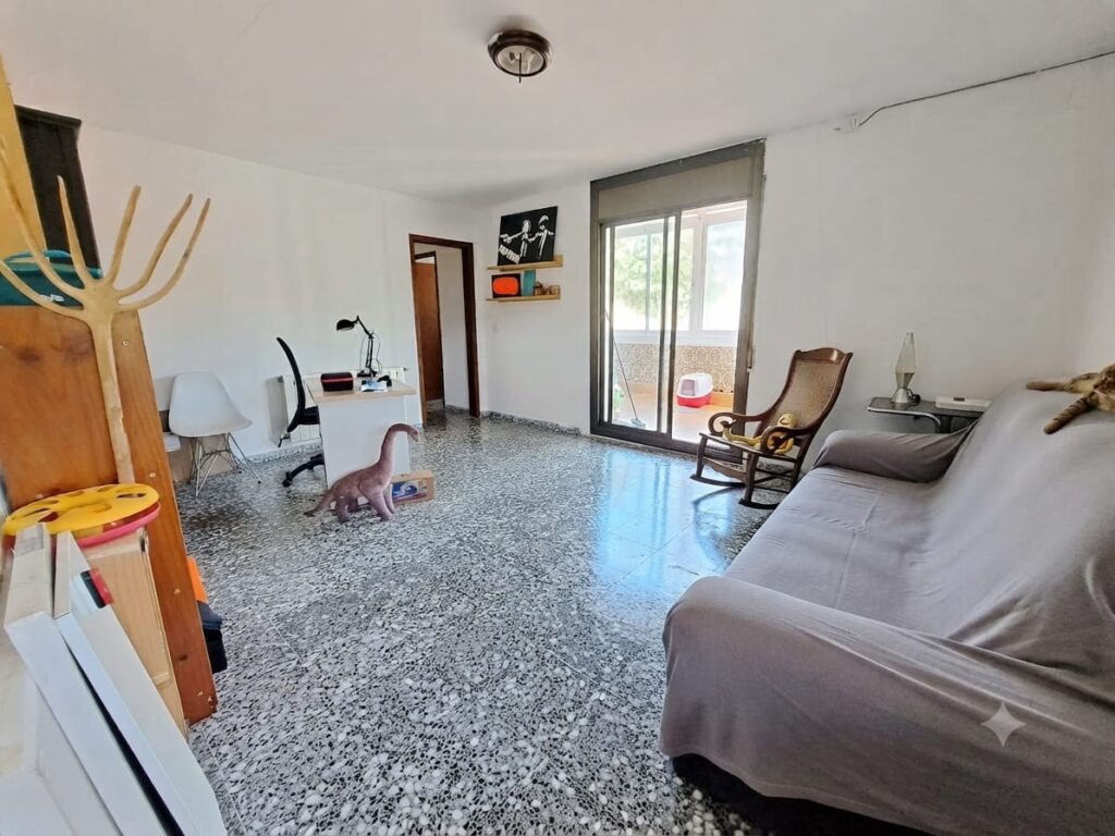 Xalet unifamiliar en venda a Rubí, ampli jardí i 5 habitacions per a la teva comoditat!