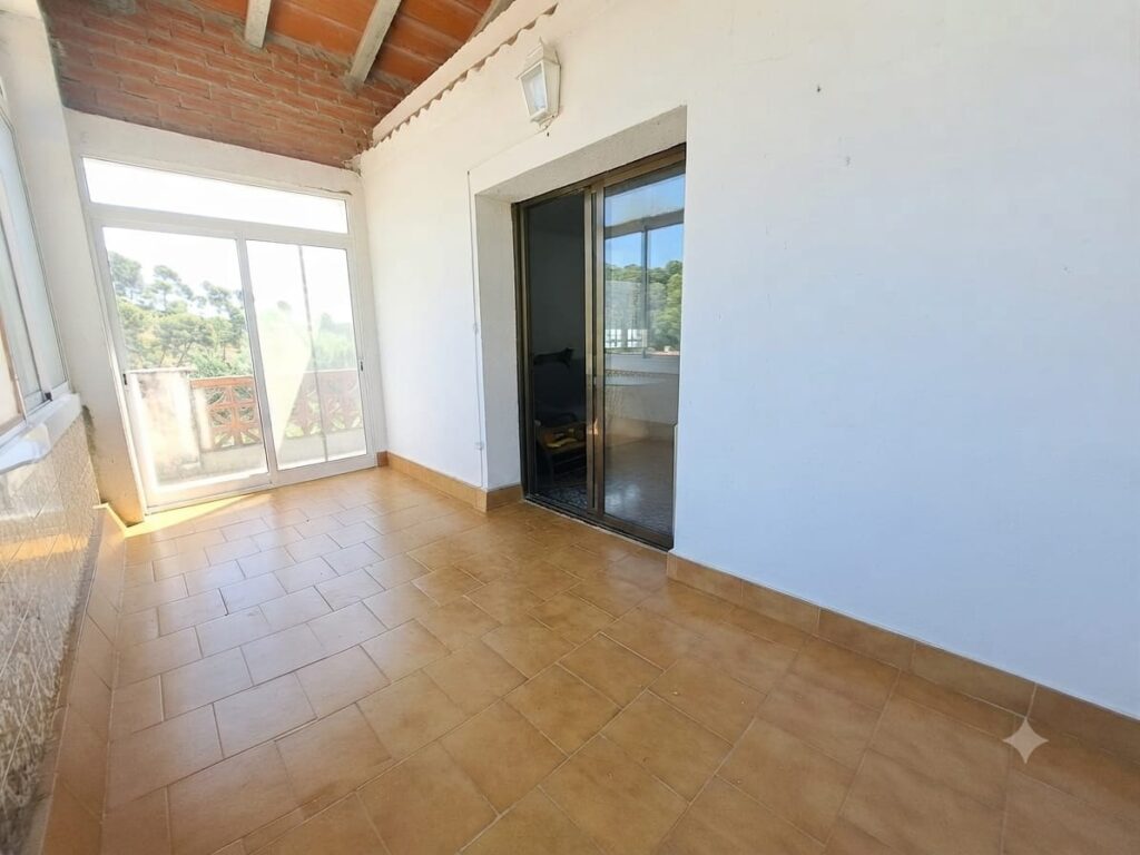 Xalet unifamiliar en venda a Rubí, ampli jardí i 5 habitacions per a la teva comoditat!