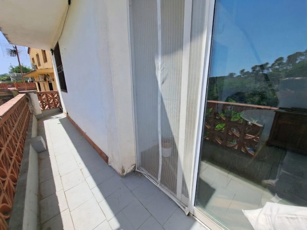 Xalet unifamiliar en venda a Rubí, ampli jardí i 5 habitacions per a la teva comoditat!