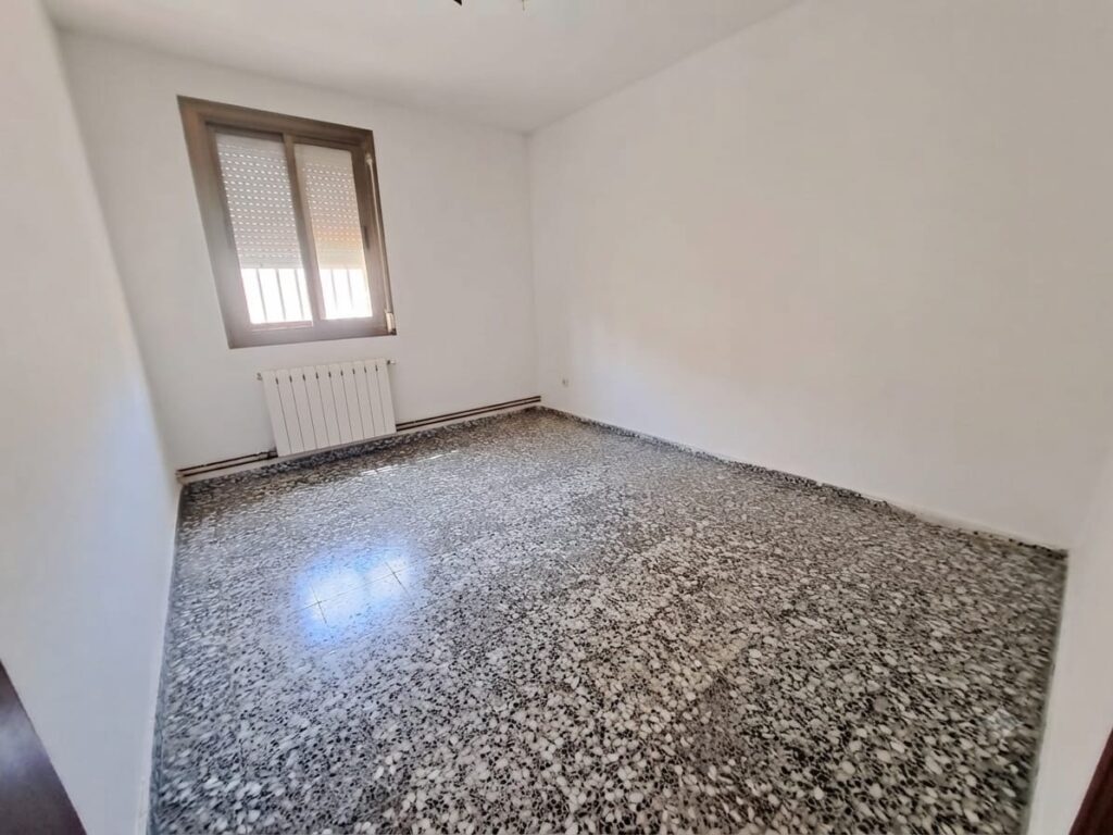 Xalet unifamiliar en venda a Rubí, ampli jardí i 5 habitacions per a la teva comoditat!