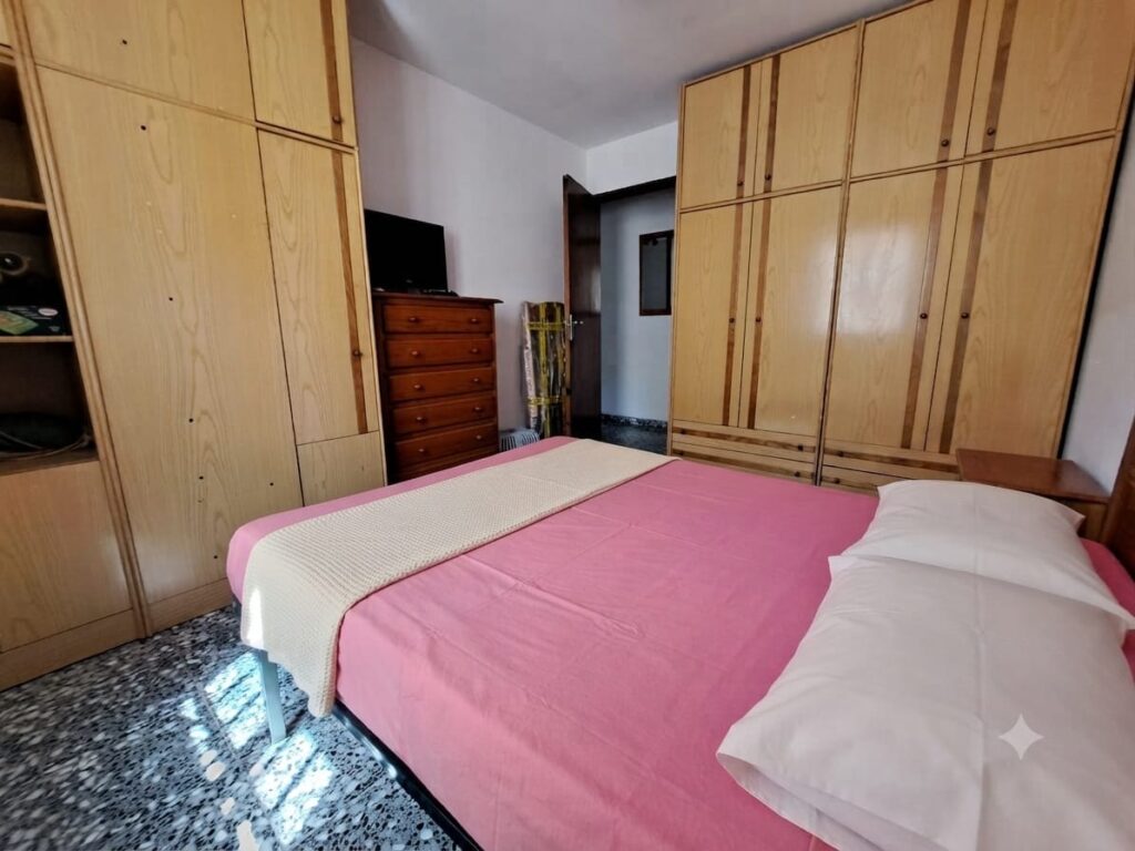 Xalet unifamiliar en venda a Rubí, ampli jardí i 5 habitacions per a la teva comoditat!