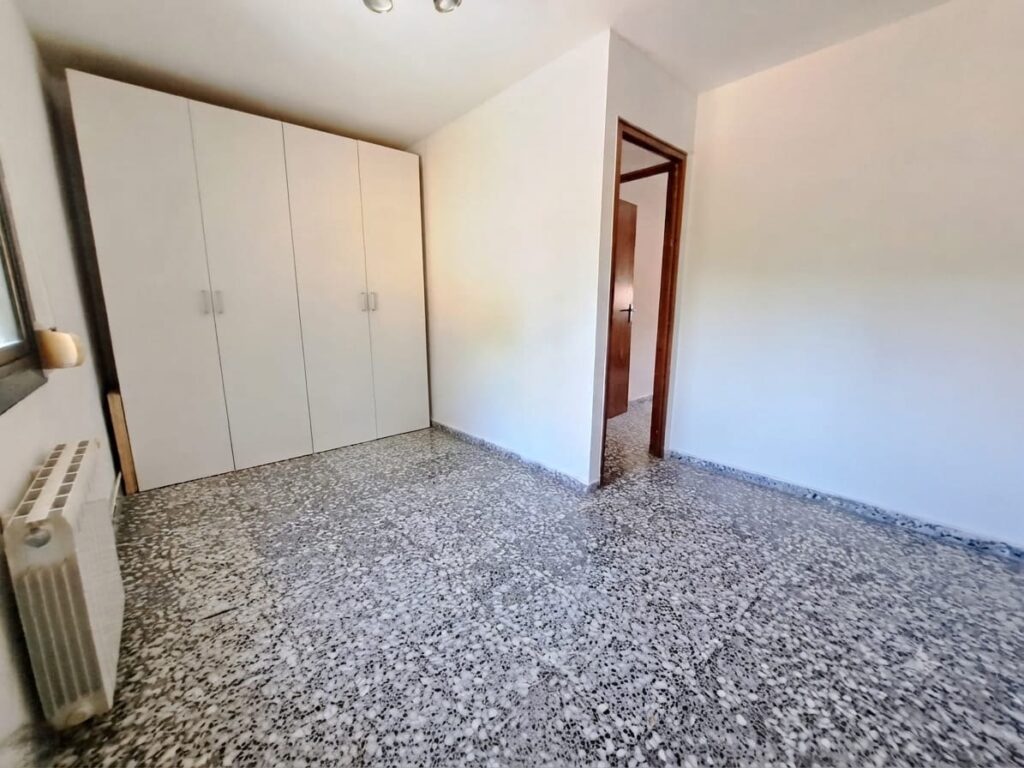 Xalet unifamiliar en venda a Rubí, ampli jardí i 5 habitacions per a la teva comoditat!