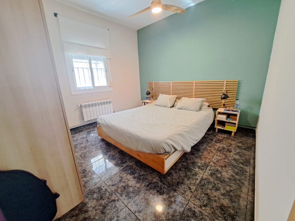 Xalet unifamiliar en venda a Rubí, ampli jardí i 5 habitacions per a la teva comoditat!