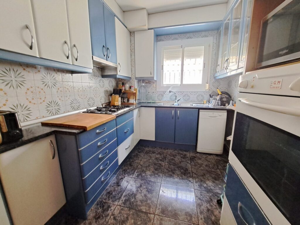 Xalet unifamiliar en venda a Rubí, ampli jardí i 5 habitacions per a la teva comoditat!