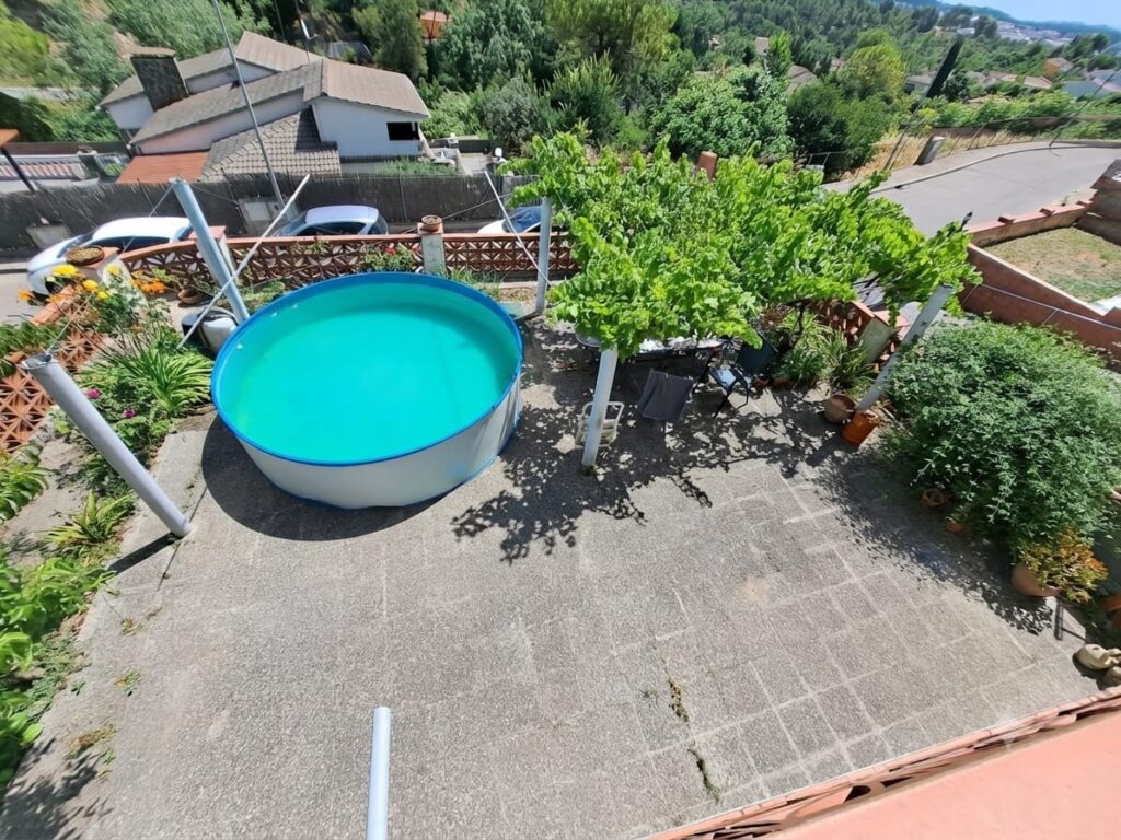 Xalet unifamiliar en venda a Rubí, ampli jardí i 5 habitacions per a la teva comoditat!