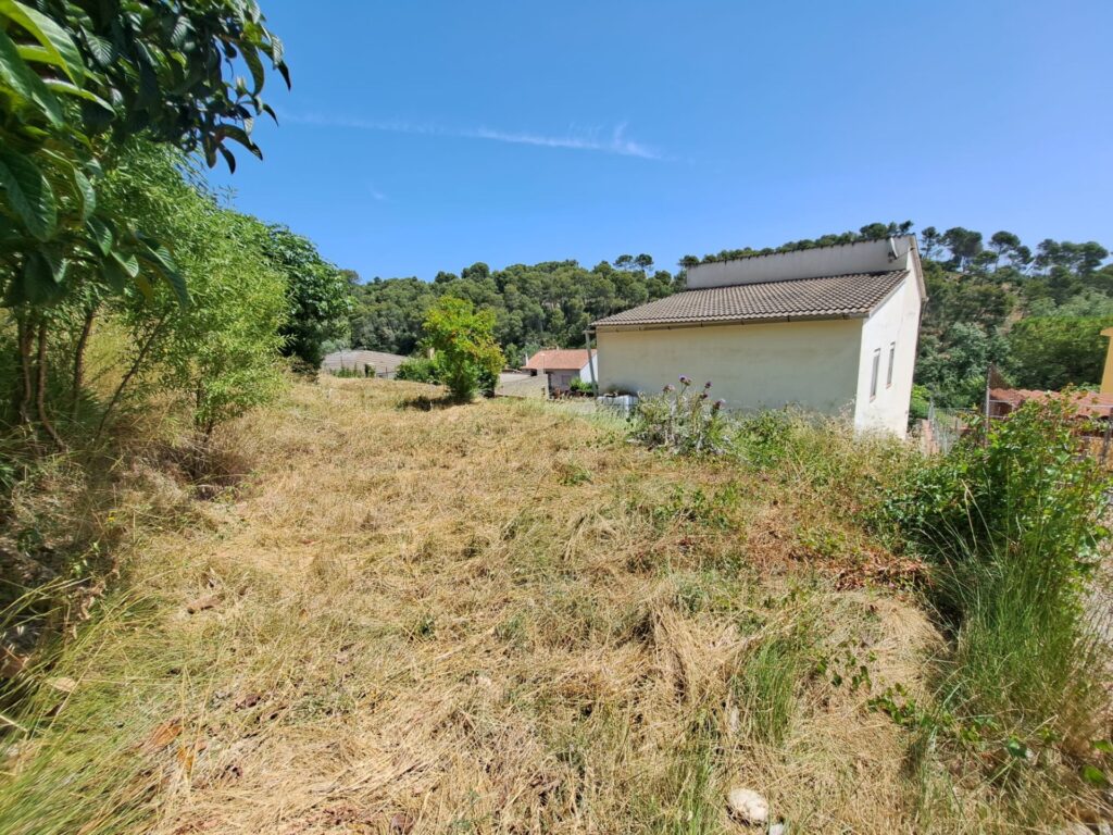 Xalet unifamiliar en venda a Rubí, ampli jardí i 5 habitacions per a la teva comoditat!