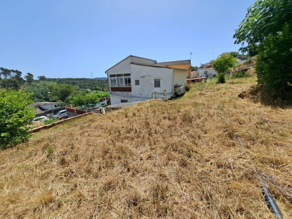 Xalet unifamiliar en venda a Rubí, ampli jardí i 5 habitacions per a la teva comoditat!
